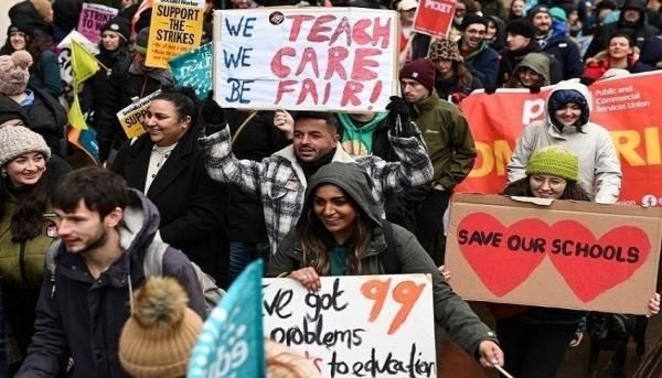 تاجر مخدرات بريطاني يقدم خصماً لعملائه الموظفين تضامناً مع الإضرابات العمالية