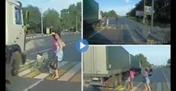 بالفيديو.. أم تنقذ ابنها من الموت تحت عجلات شاحنة ضخمة