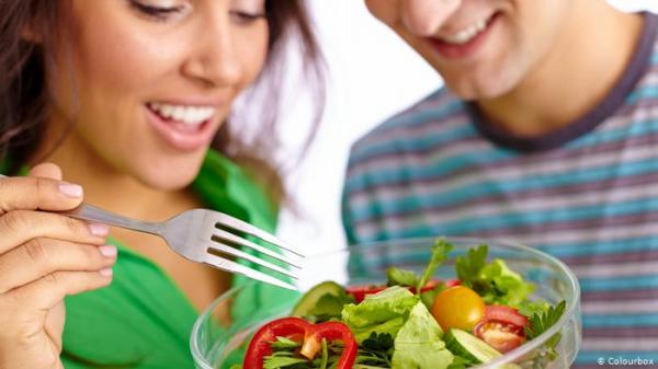 هل هناك آثار سلبية لحمية الطعام النيء على صحة الانسان؟