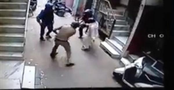 بالفيديو.. الشرطة تسحل رجلا مسلما عجوزا في الهند