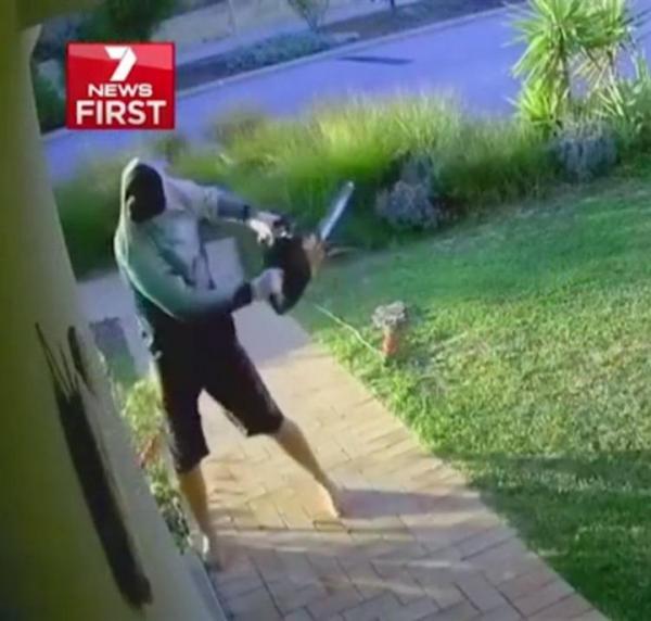 رجل يقتحم منزل عجوز بمنشار ويثير رعبها (فيديو )