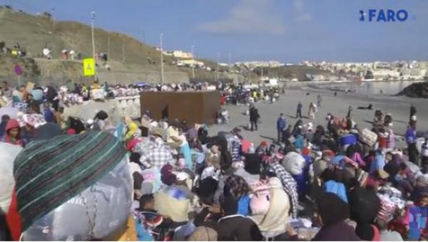 أزيد من 1000 مغربي يخترقون المعبر الحدودي لسبتة و يرددون "الله أكبر و عاشت اسبانيا" (فيديو)