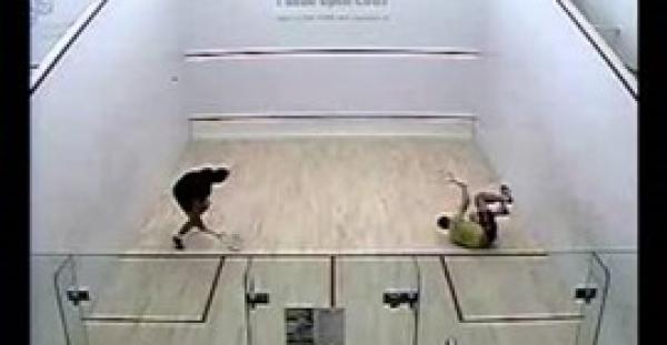 بالفيديو : مباراة إسكواتش تتحول الى معركة