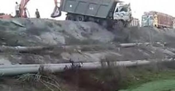 محاولة إنقاذ فاشلة لشاحنة  (فيديو)