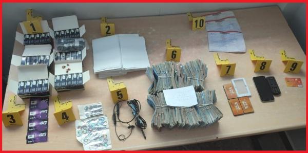 حجز 54 مليون سنتيم في منزل أحد مروجي أجهزة الغش في الامتحانات والأمن يكشف التفاصيل الكاملة