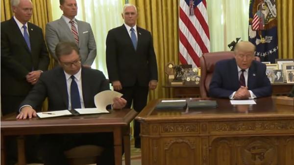 استغرب وراجع أوراقه.. الرئيس الصربي يسقط في موقف محرج بعد إعلان ترامب نقل سفارة بلاده للقدس!(فيديو)