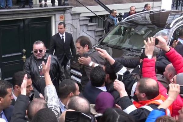 العاهل المغربي يدعو مجددا إلى الاهتمام بالجالية المغربية ويصف ما قدمته لهم الحكومة بغير الكافي