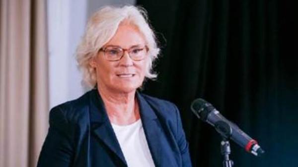 وزيرة الدفاع الألمانية تقدم استقالتها من منصبها بسبب ضغط الإعلام