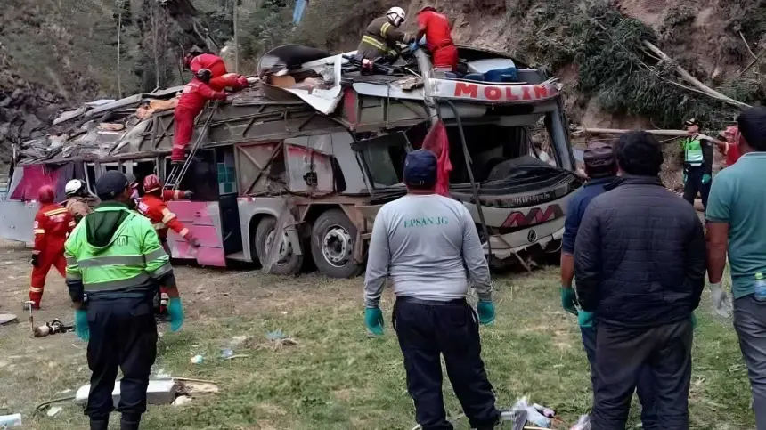 مصرع 15 شخصا في حادث حافلة بجبال الأنديز في البيرو