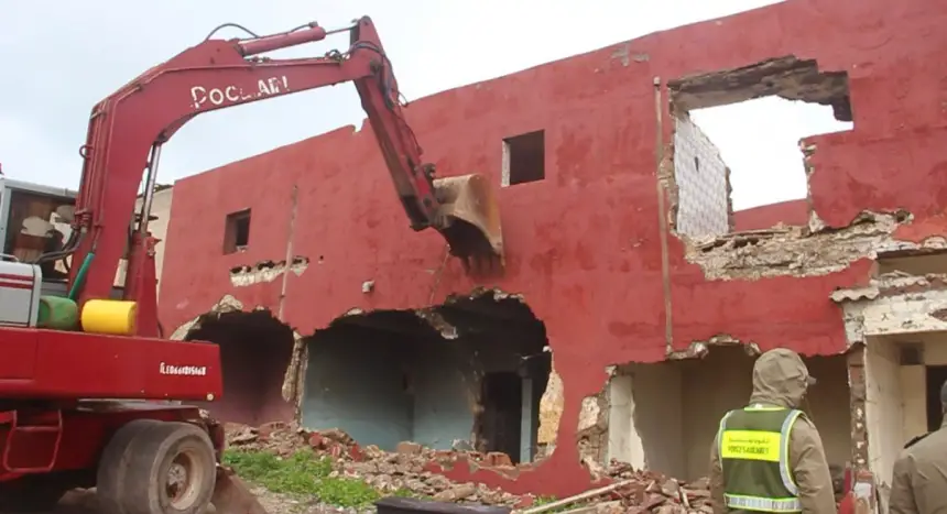 السلطات تشرع في هدم مجموعة من "الكابانوات" بشاطئ زناتة بالدار البيضاء