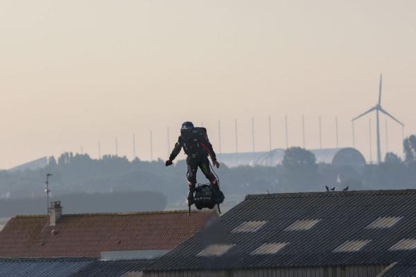 رجل يتوصل الى اختراع بدلة تطير كالأبطال الخارقين