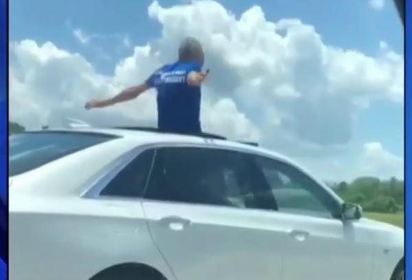 بالفيديو.. أمريكي يفضل السجن على العودة إلى منزل زوجته و يقوم بمخالفة لدخوله