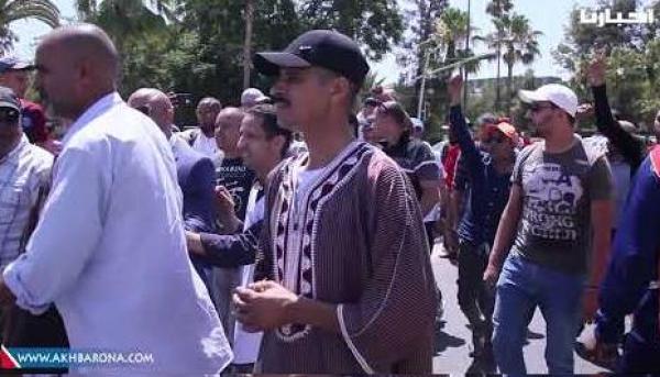 مشادة كلامية وتدافع بين موالين الطاكسيات في سطات ورجال السلطة