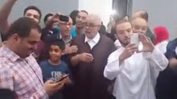 شاهد كيف استقبل بنكيران المغاربة وجيرانه أمام بيته بعد فوزه في انتخابات أكتوبر