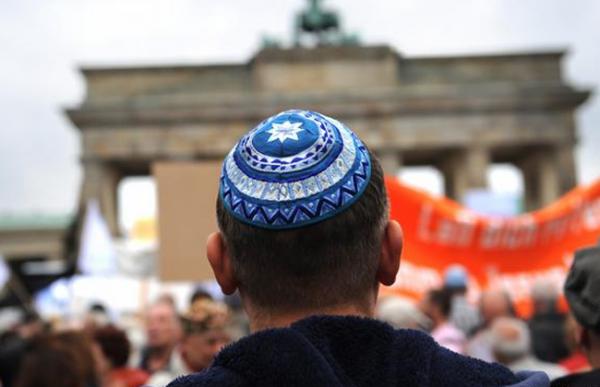 مثير...مثقفون فرنسيون يطالبون بحذف آيات قرآنية بدعوى "معاداتها للسامية"