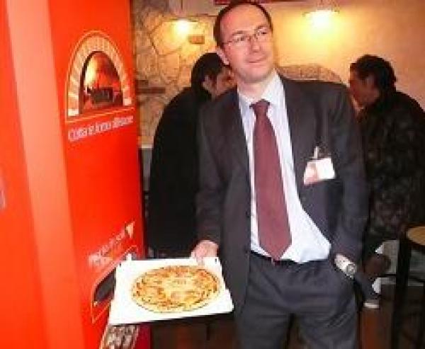 بالفيديو ... ماكينة تخبز وتبيع بيتزا طازجة وشهية