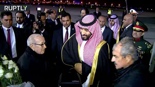 لخظة وصول ولي العهد السعودي إلى تونس وقائد السبسي في استقباله