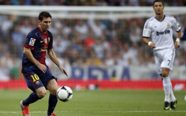 "ميسي" و"رونالدو" .. خصمان في فريق واحد