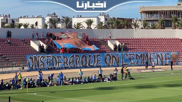 آيت منا يتفقد اللاعبين ويتحدث مطولا مع المدرب روكي