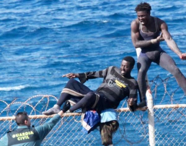 اسبانيا تقرر ازالة الشفرات الحادة من سياجي سبتة ومليلية