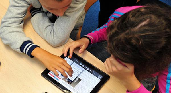 أكاديمية الرباط توزع لوحات رقمية على تلاميذ العالم القروي تفعيلا لمشروع تعزيز قيم التسامح والمواطنة