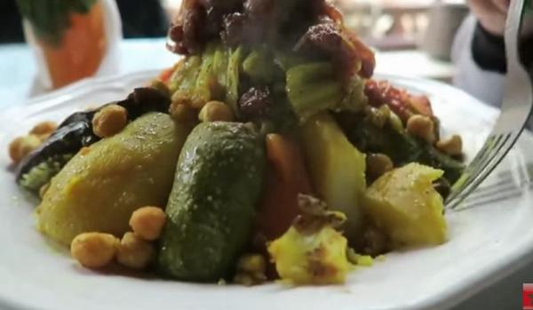 شاهد كيف تفاعلت سائحة أجنبية مع العادات الغذائية والأكل المغربي