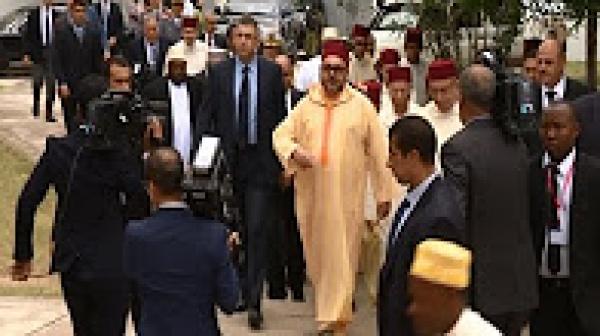 شاهد الملك محمد السادس يؤدي صلاة الجمعة بمسجد الشورى بزنجبار التنزانية