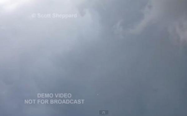 بالفيديو: يتحدى صاعقة رعدية وينجو منها بأعجوبة