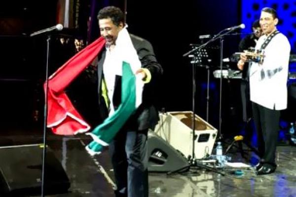 الشاب خالد يتحدى رافضيه ويلهب جمهور موازين فرحا بمولودته الجديدة