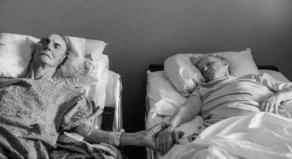 والد وزير الصحة الهولندي يشكو سوء الرعاية لزوجته المريضة