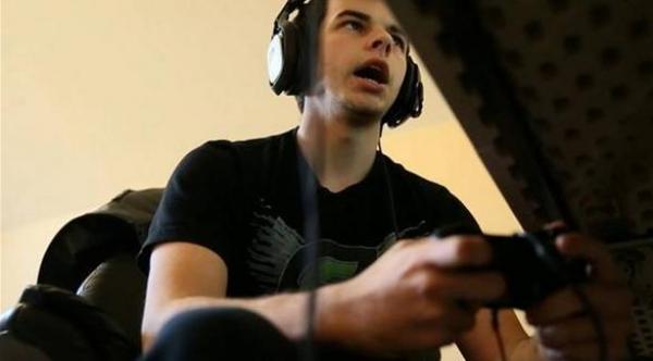 شاب يحقق مليون دولار من ممارسة ألعاب الفيديو