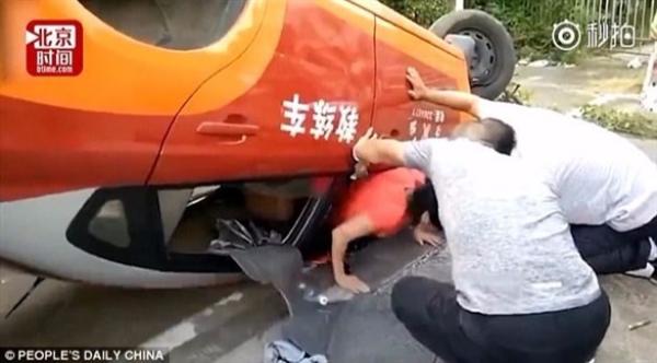 بالفيديو: تقلب السيارة في محاولتها الثامنة لنيل رخصة قيادة