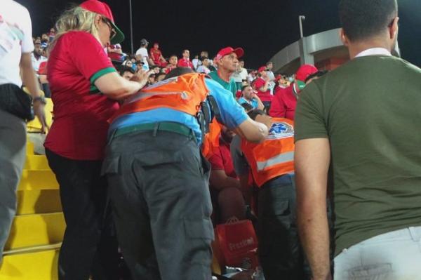 رجال الإسعاف ينقذون مشجعة مغربية بمدرجات ملعب السلام