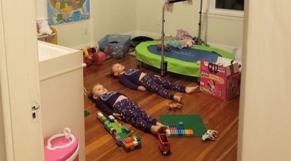 أم تبتكر طريقة ذكية لإجبار طفلتيها على النوم