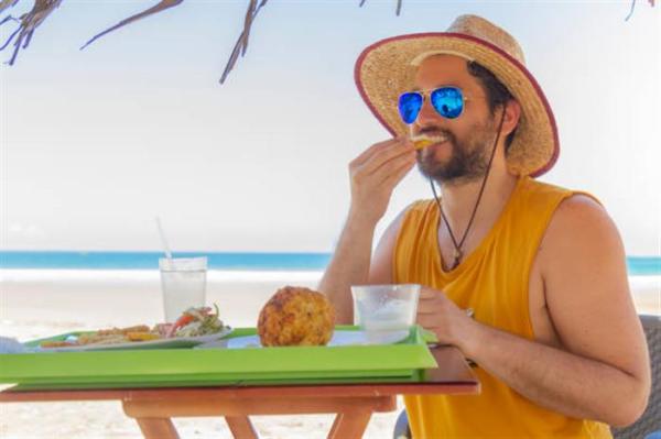 طبيب يوضح تأثير السباحة بعد تناول الطعام في الجسم