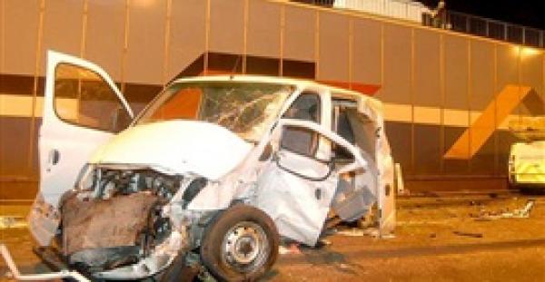 بالفيديو : سائق مخمور يصطدم بسيارة شرطة ويصيب ضابطًا