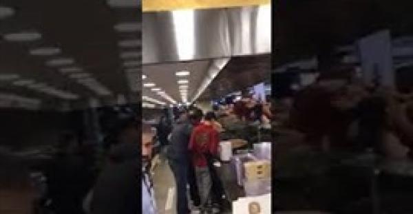 شاهد ماذا فعل عشرات الأشخاص أثناء افتتاح محل حلويات (فيديو)