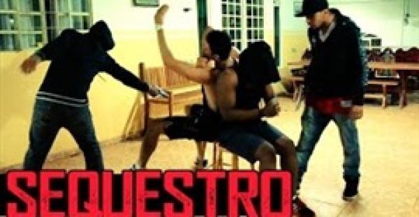 بالفيديو.. شاب يهنئ صديقه بعيد ميلاده بطريقة قاسية