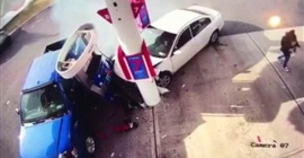 بالفيديو .. سيارة تقتحم محطة بنزين وتقتل امرأة