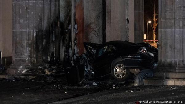 في حادث "غامض“.. سيارة تصطدم ببوابة براندنبورغ في برلين!