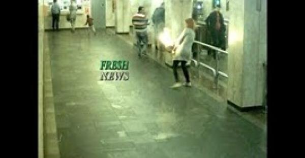 بالفيديو.. لحظة انفجار هاتف داخل حقيبة امرأة.