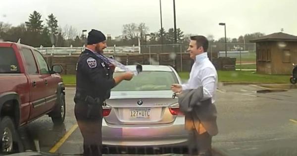 بالفيديو: شرطي يوقف شاباً مسرعاً.. ثم يعقد ربطه عنقه