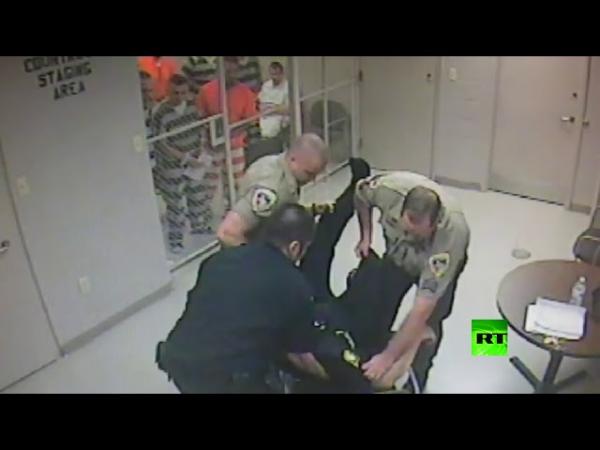 بالفيديو: سجناء ينقذون حياة سجَان