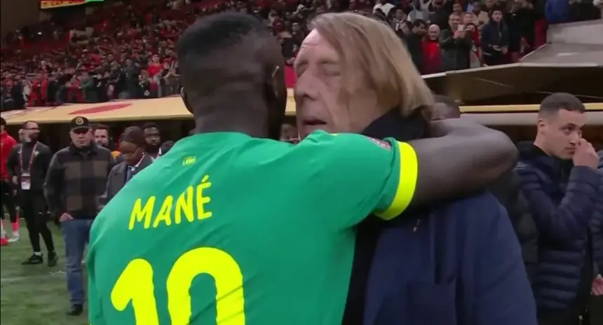 أخيرا.. كلود لوروا يكشف "سر" اقتحامه أرضية الملعب بنهائي الكان