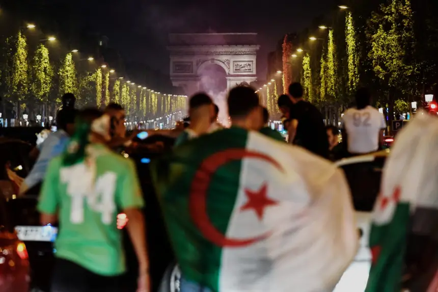 فرنسا توقف 12 جزائريًا إثر أعمال شغب بعد إقصاء المنتخب الجزائري من كان المغرب