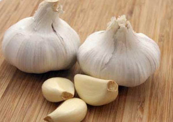 «دراسة»: تناول الثوم والزبيب يمنع الولادة المبكرة