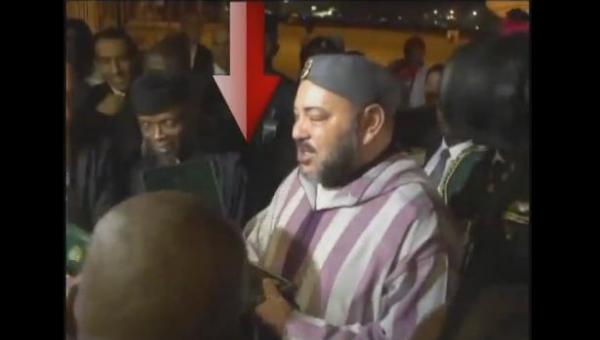 ما لم يظهر على التلفاز...شاهد الهدية الثميـنة التي تلقاها الملك عند استقباله في نجيريا