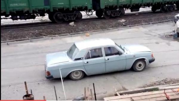 بالفيديو: يصعب التصديق بأن هذه السيارة الصغيرة يركبها 17 عاملاً