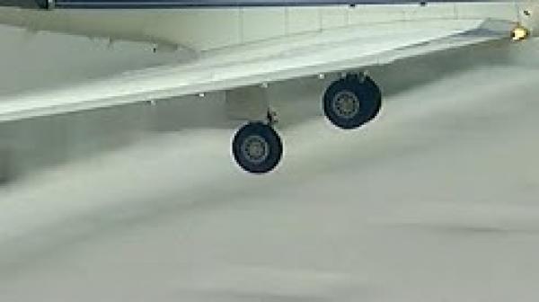 شاهد: هبوط اضطراري لطائرة فقدت إحدى عجلاتها