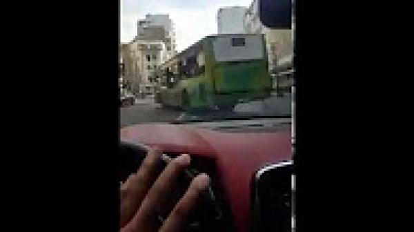 حافلة للنقل العمومي بالبيضاء تسير في الإتجاه المعاكس